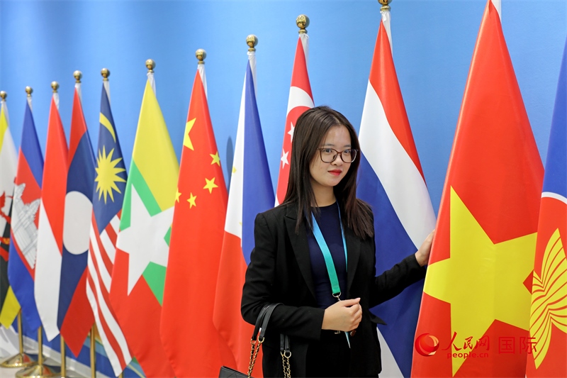 越南芒街市參會代表在南寧國際會展中心參觀。人民網(wǎng)記者 趙益普攝