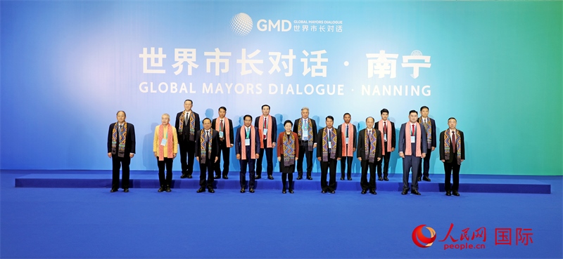 在南寧國際會展中心金桂花廳外，參加活動的中國和東盟國家市長合影留念。人民網(wǎng)記者 趙益普攝