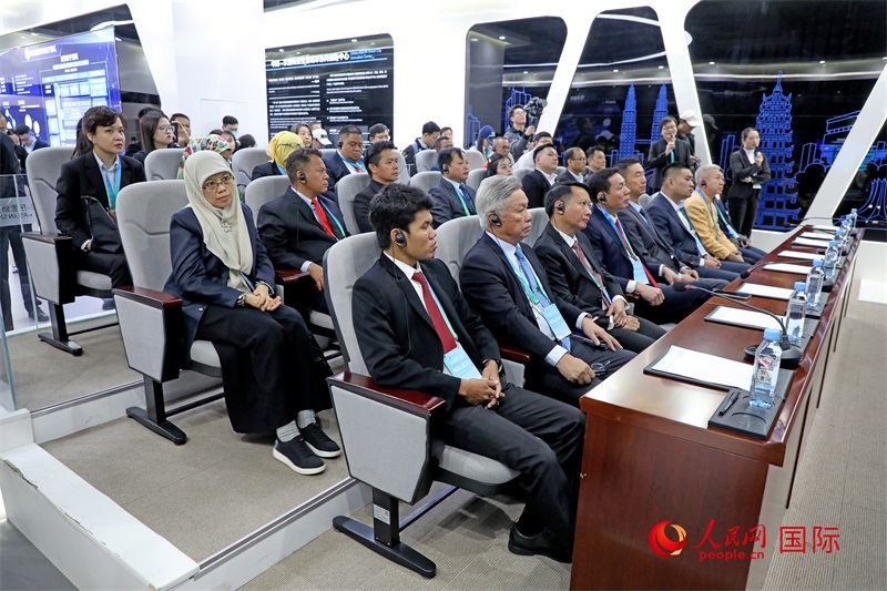 參加活動的東盟國家市長在中國—東盟新型智慧城市協(xié)同創(chuàng)新中心參觀調(diào)研。人民網(wǎng)記者 趙益普攝