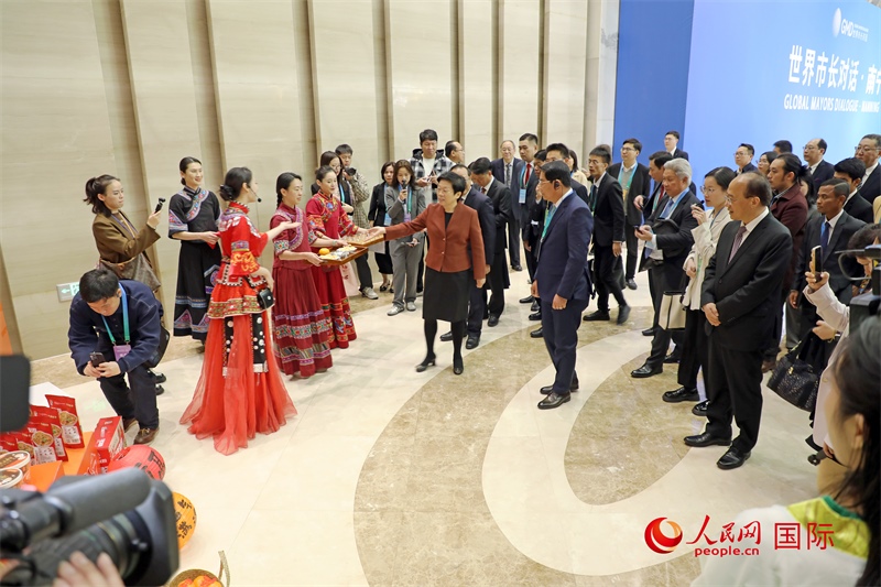 東盟國家市長聽取南寧特色茉莉花茶的講解。人民網(wǎng)記者 趙益普攝