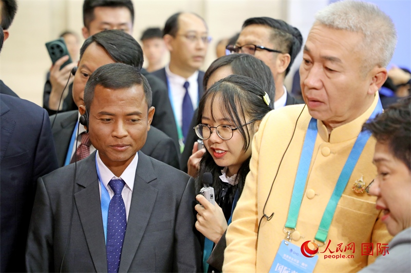 東盟國家市長在觀看、體驗?zāi)蠈幏沁z展示。人民網(wǎng)記者 趙益普攝