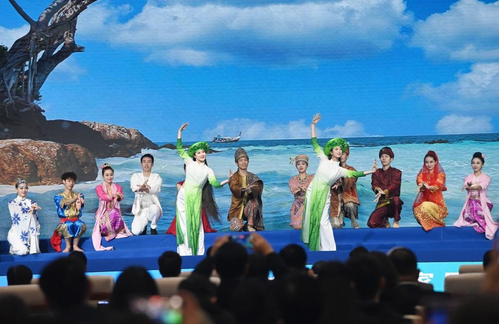 這是1月16日，在南寧國際會(huì)展中心，演員在“世界市長對(duì)話·南寧”活動(dòng)間隙表演節(jié)目。新華社記者 陸波岸 攝