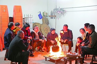 為討論蜜梨產(chǎn)業(yè)發(fā)展事宜，鸕鳥鎮(zhèn)開展“圍爐夜話”。資料圖片