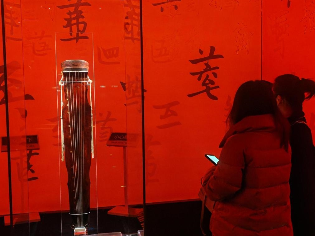 近日，在浙江省博物館之江館區(qū)，故宮博物館收藏的唐“大圣遺音”琴在“‘故宮·茶世界’觀茶——茶文化精品展”展出。新華社記者 馮源 攝