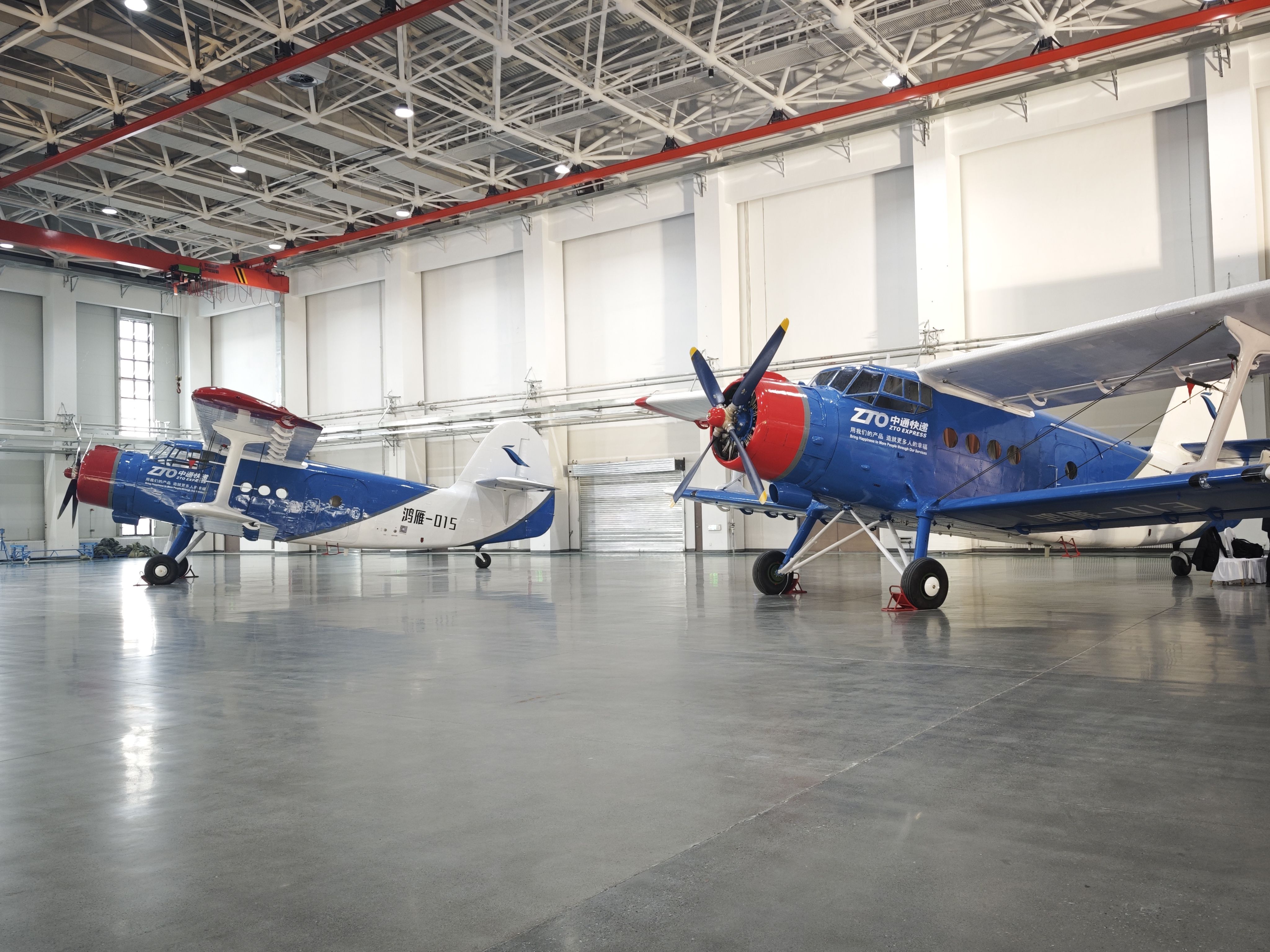 1月20日，停放在交付現(xiàn)場的大型無人機(jī)鴻雁（HY100）。新華社記者 茍立鋒 攝