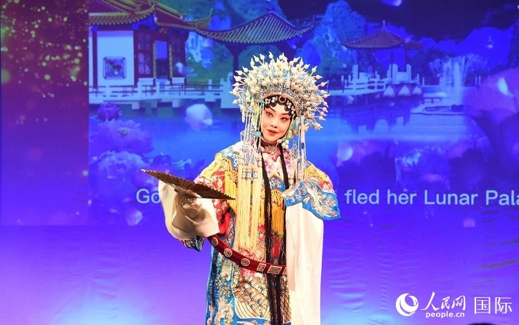 京劇經(jīng)典選段《貴妃醉酒》。人民網(wǎng)記者 殷淼攝