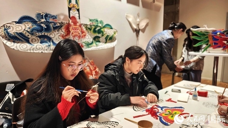 體驗(yàn)非遺文化“制作小風(fēng)箏”。人民網(wǎng)記者 殷淼攝