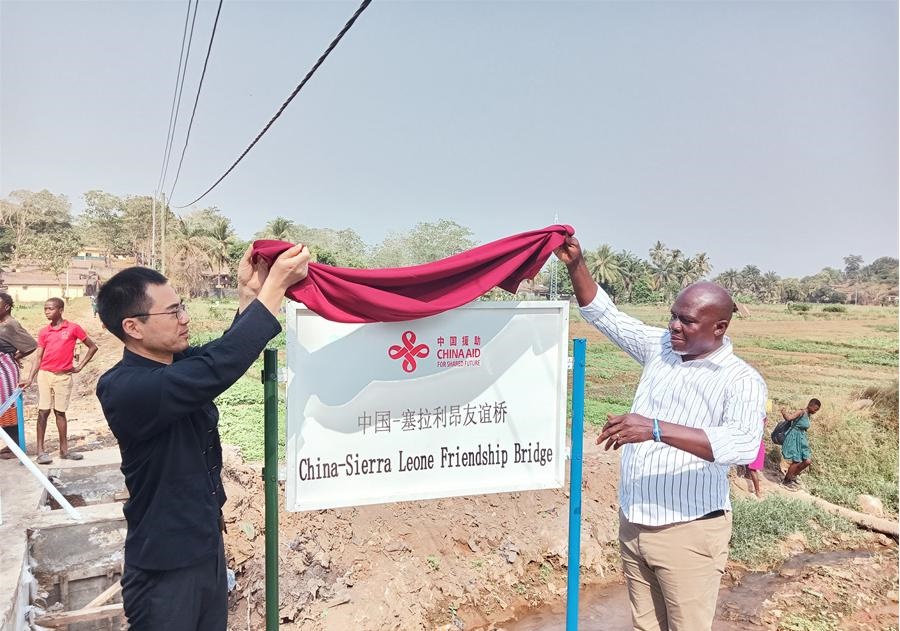 中國駐塞拉利昂大使王擎（左）和博城市市長穆薩（右）為中國—塞拉利昂友誼橋揭牌。中國援塞農(nóng)業(yè)專家組供圖