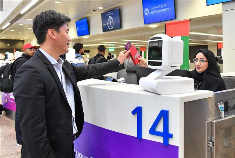 1月22日，迪拜免稅店聯(lián)合迪拜移民局向入境中國旅客贈(zèng)送新年賀禮。迪拜移民局供圖