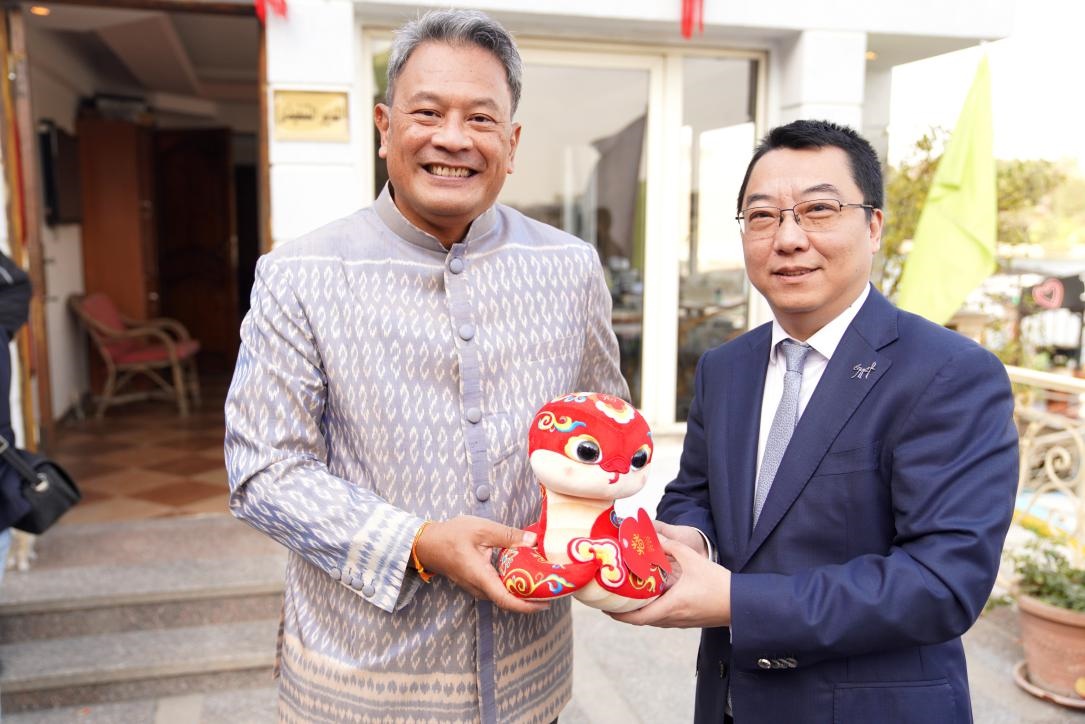 中國駐埃及使館參贊兼開羅中國文化中心主任張易向塔納瓦大使贈送2025“歡樂春節(jié)”吉祥蛇。開羅中國文化中心供圖