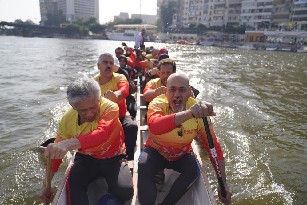 活動現(xiàn)場龍舟競技，共慶春節(jié)。開羅中國文化中心供圖