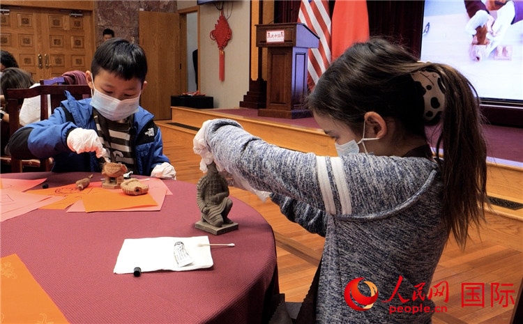 “我是文物修復(fù)師”活動(dòng)環(huán)節(jié)。李鑫江攝