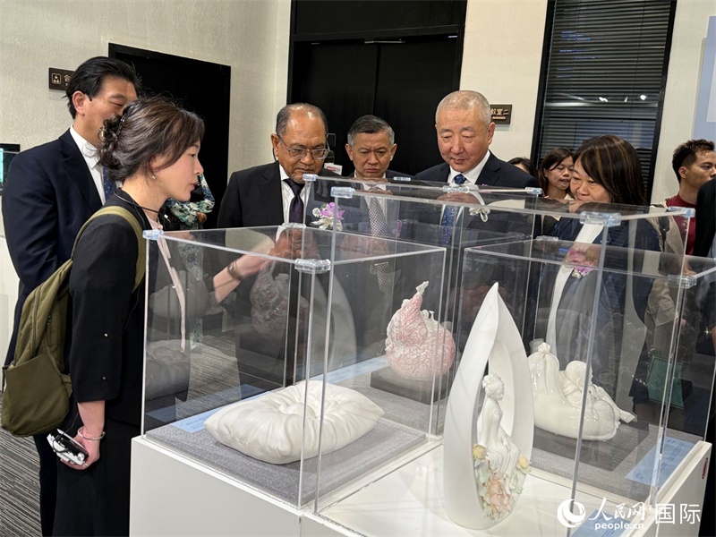 嘉賓在參觀展覽。 人民網記者 章念生攝