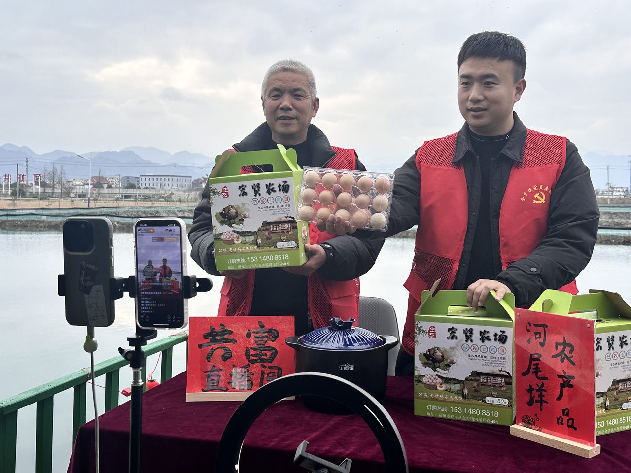 在蒼南金鄉(xiāng)鎮(zhèn)，永興、半浹連、河尾垟?shù)犬斈晔転牡呐R近村落，正連片建設美麗江南水鄉(xiāng)新景。圖為河尾垟村設在河邊的“共富直播間”。金鄉(xiāng)鎮(zhèn) 供圖