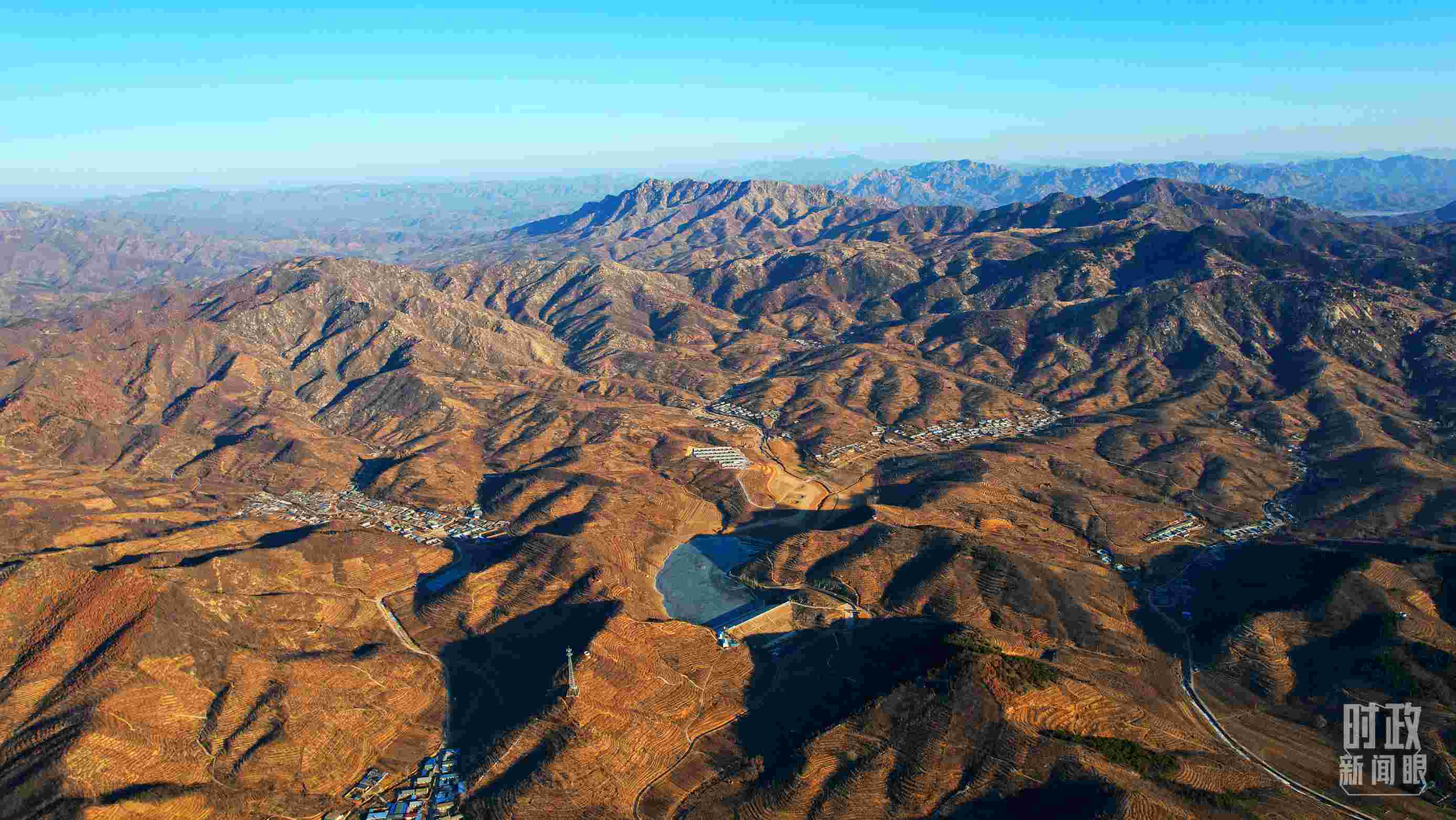 俯瞰祝家溝村。（總臺央視記者范凱拍攝）