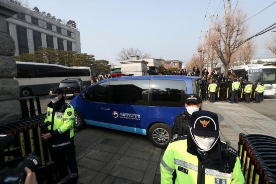  1月21日，尹錫悅乘坐的車輛進入韓國首爾的憲法法院。新華社記者姚琪琳攝