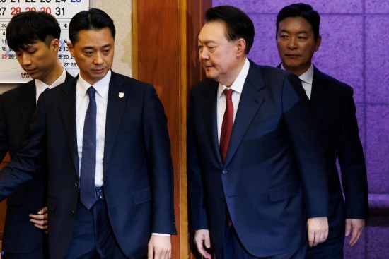  1月23日，尹錫悅（右二）在韓國首爾憲法法院出席總統(tǒng)彈劾案庭審。新華社發(fā)（Pool圖片，曹城凖攝）