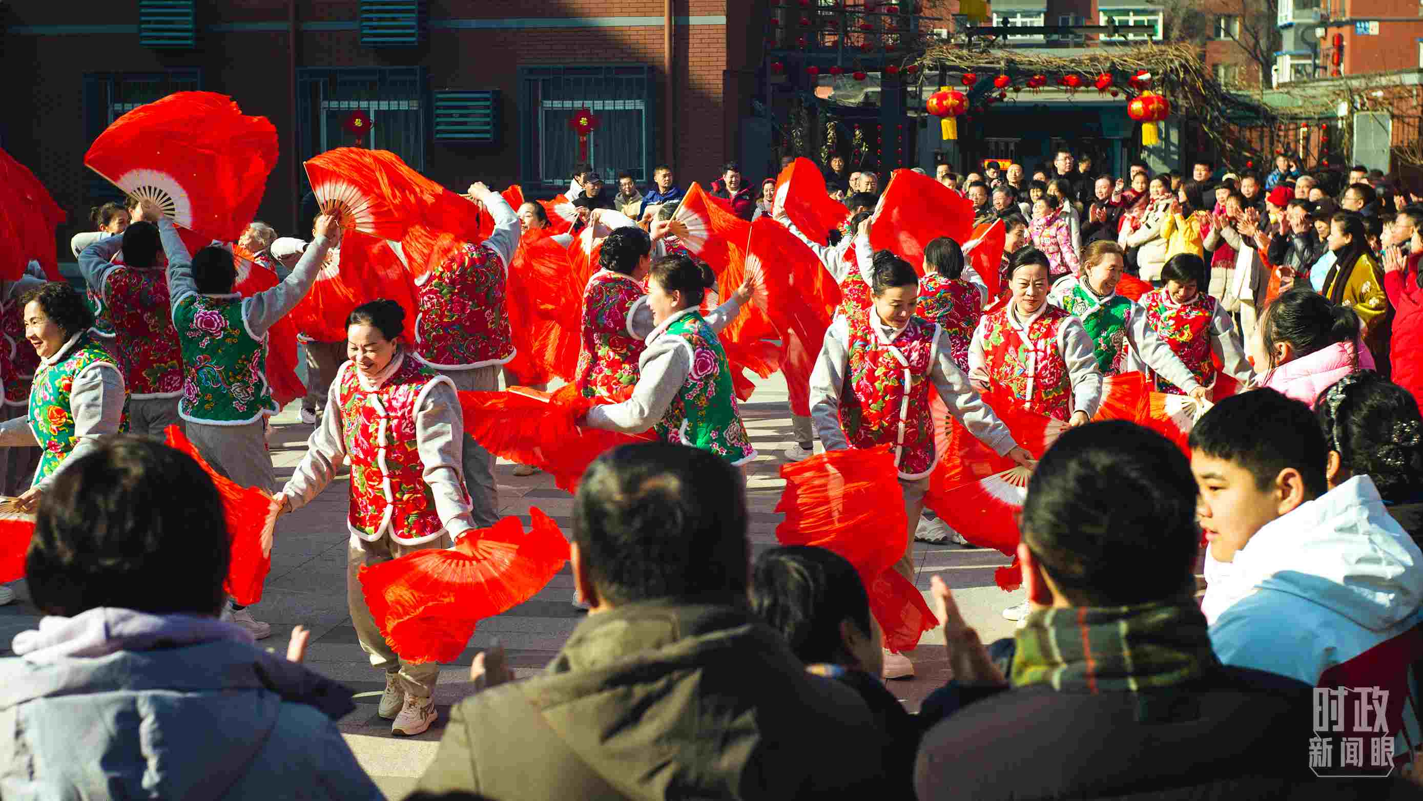 長安小區(qū)文化廣場上，居民們扭起歡快的秧歌。（總臺央視記者彭漢明拍攝）