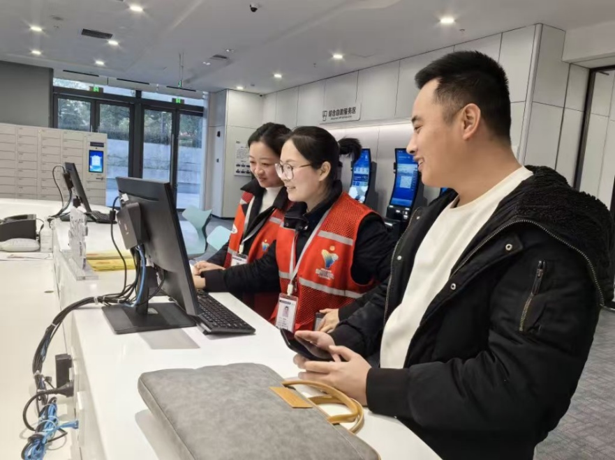 工作人員幫助企業(yè)辦理遷移申請網(wǎng)上填報。圖片來源：浙江衢州市市場監(jiān)督管理局