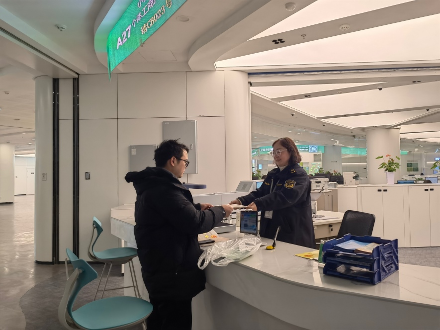 企業(yè)在出證窗口“一站式”領(lǐng)取變更后的營業(yè)執(zhí)照。圖片來源：浙江衢州市市場監(jiān)督管理局