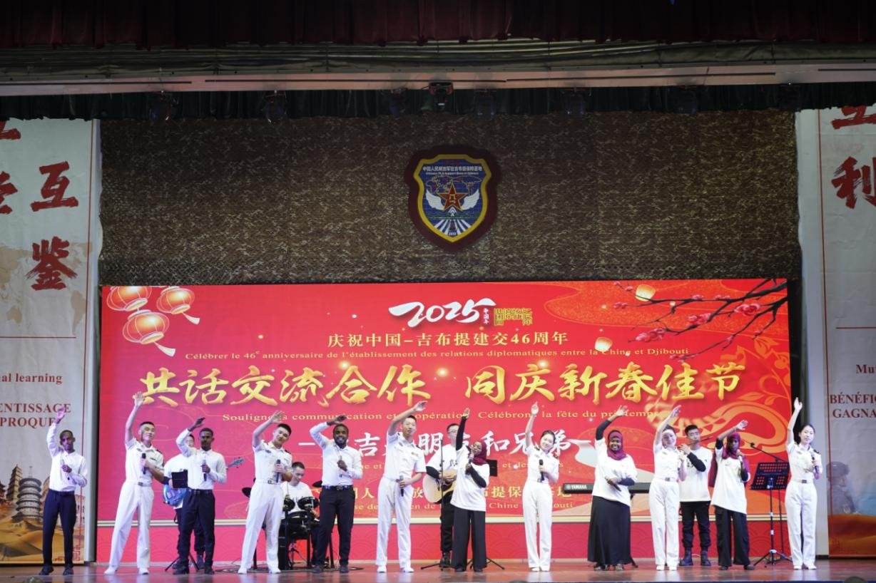 中吉兩國嘉賓合唱《友誼地久天長》。主辦方供圖