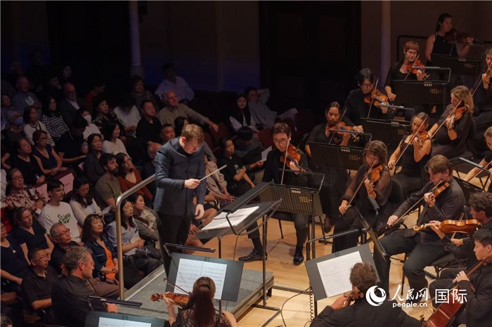 奧克蘭市政廳《空?！方豁懬莩霈F(xiàn)場。張波若攝