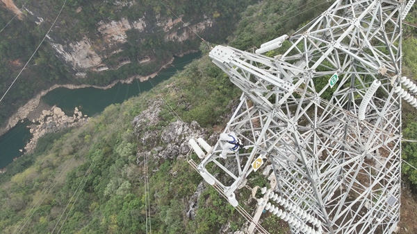 羅統(tǒng)在魯馬Ⅰ線1號塔上進(jìn)行帶電作業(yè)。受訪者供圖