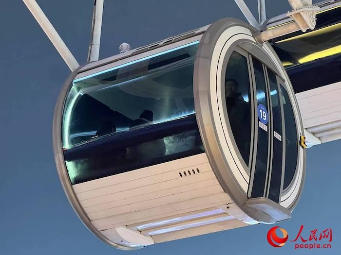 安裝了四要素微型氣象站的摩天輪轎廂。人民網(wǎng) 高清揚攝