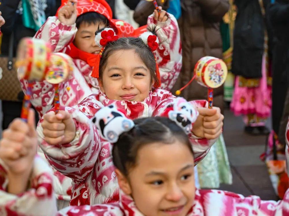 △新疆大巴扎社火迎新春，孩子們?cè)诂F(xiàn)場(chǎng)表演。