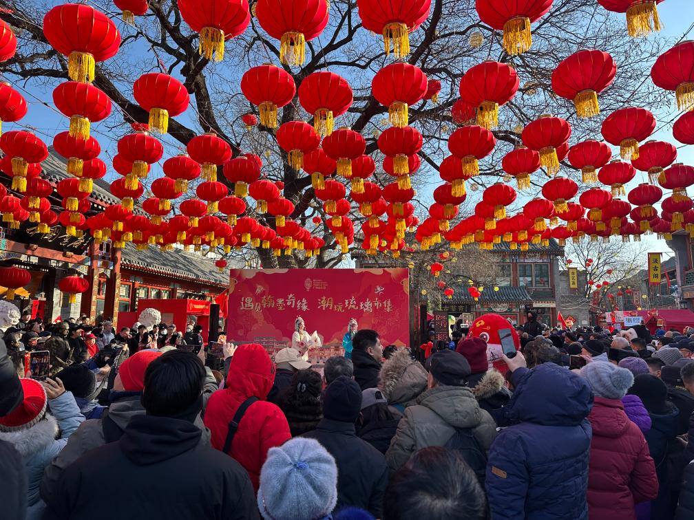 1月29日，市民游客在北京廠甸廟會感受濃濃年味。新華社記者 楊淑君 攝