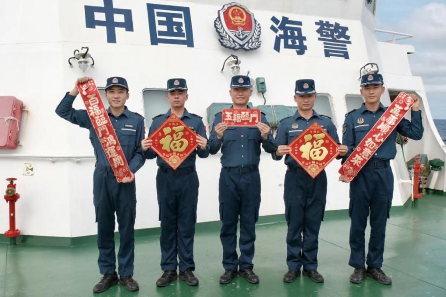 1月27日，中國(guó)海警海鷗艦執(zhí)法員們展示春聯(lián)福字，慶祝農(nóng)歷春節(jié)。