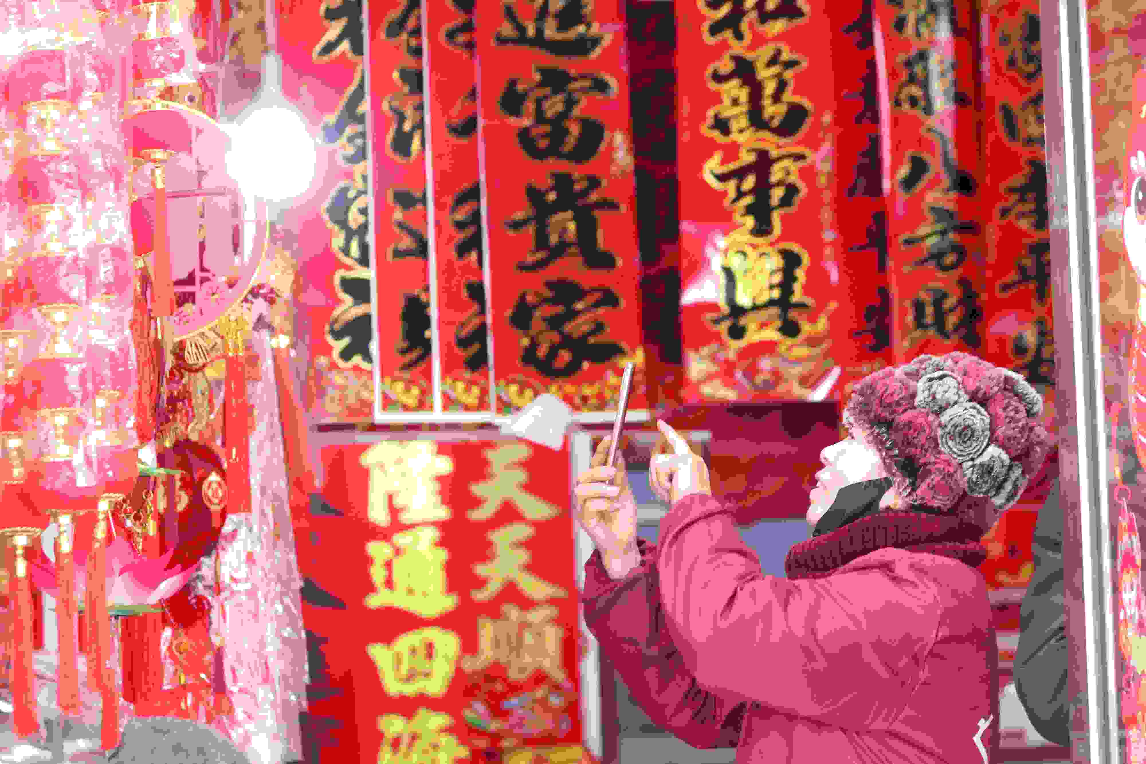 2025年1月5日，在山東省高密市夏莊鎮(zhèn)東李家村，商戶通過手機在網(wǎng)上推銷新春飾品。