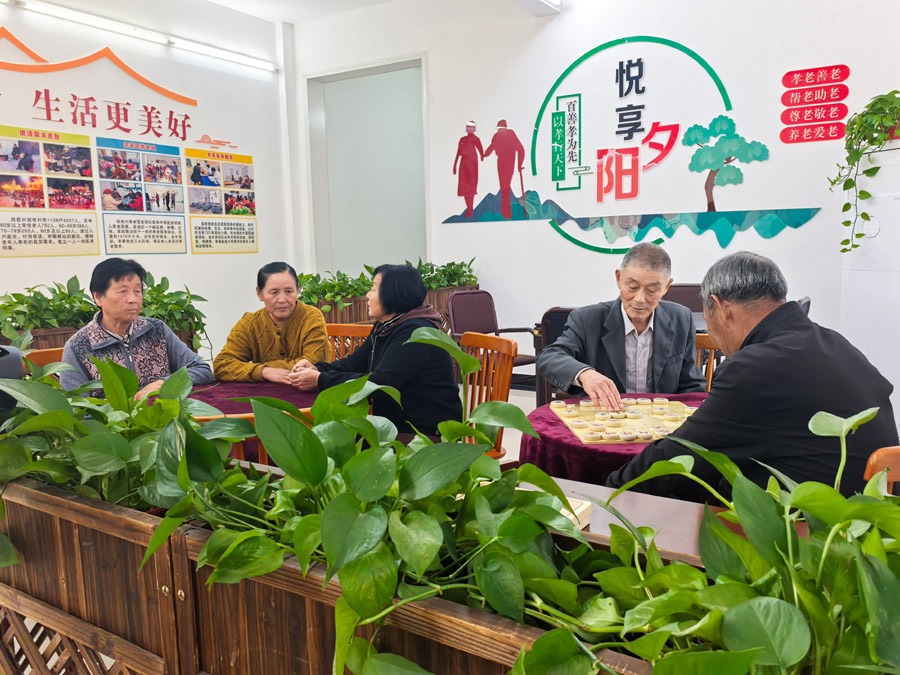 圖為湖北省咸寧市嘉魚縣潘家灣鎮(zhèn)四邑村養(yǎng)老服務(wù)驛站一角（2024年11月5日攝）。新華社記者 肖藝九 攝