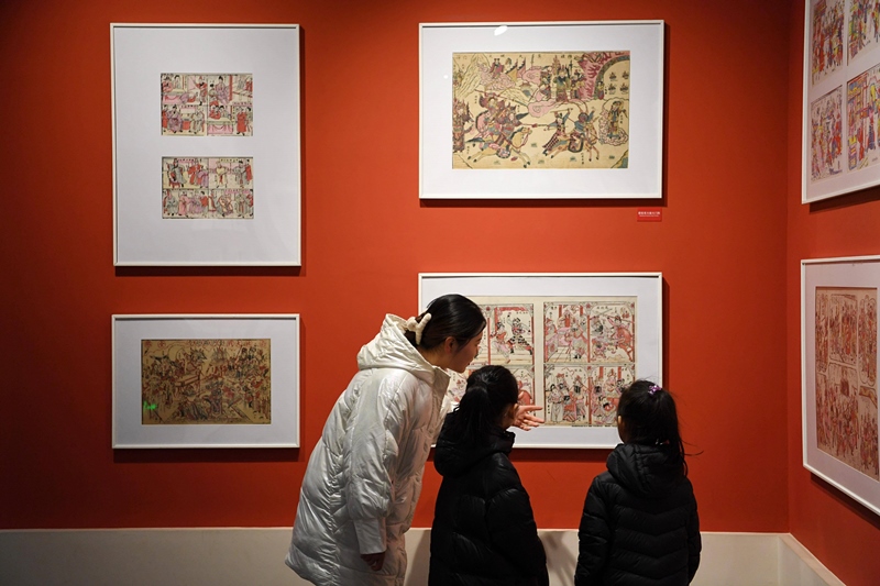 2023年2月3日，游客在河北武強(qiáng)年畫博物館內(nèi)參觀。