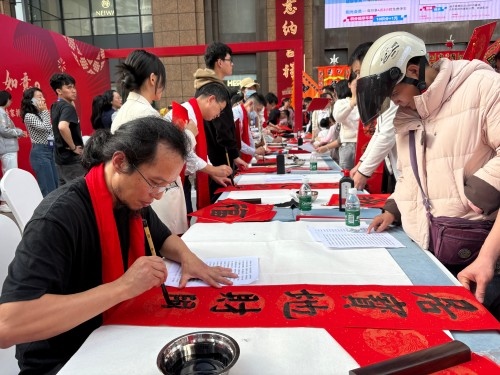 活動(dòng)現(xiàn)場(chǎng)贈(zèng)送春聯(lián)和福字。人民網(wǎng) 陳葉欣攝