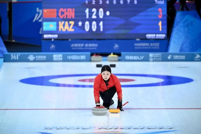 2月4日，中國(guó)隊(duì)選手韓雨在比賽中擲壺。新華社記者 江漢 攝