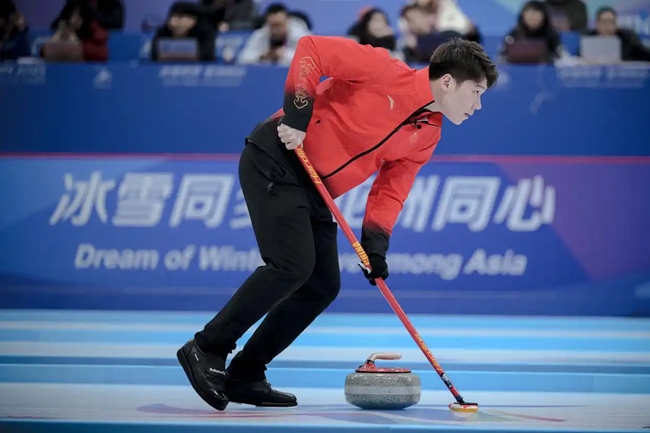 2月4日，中國(guó)隊(duì)選手王智宇在比賽中擦冰。新華社記者 江漢 攝