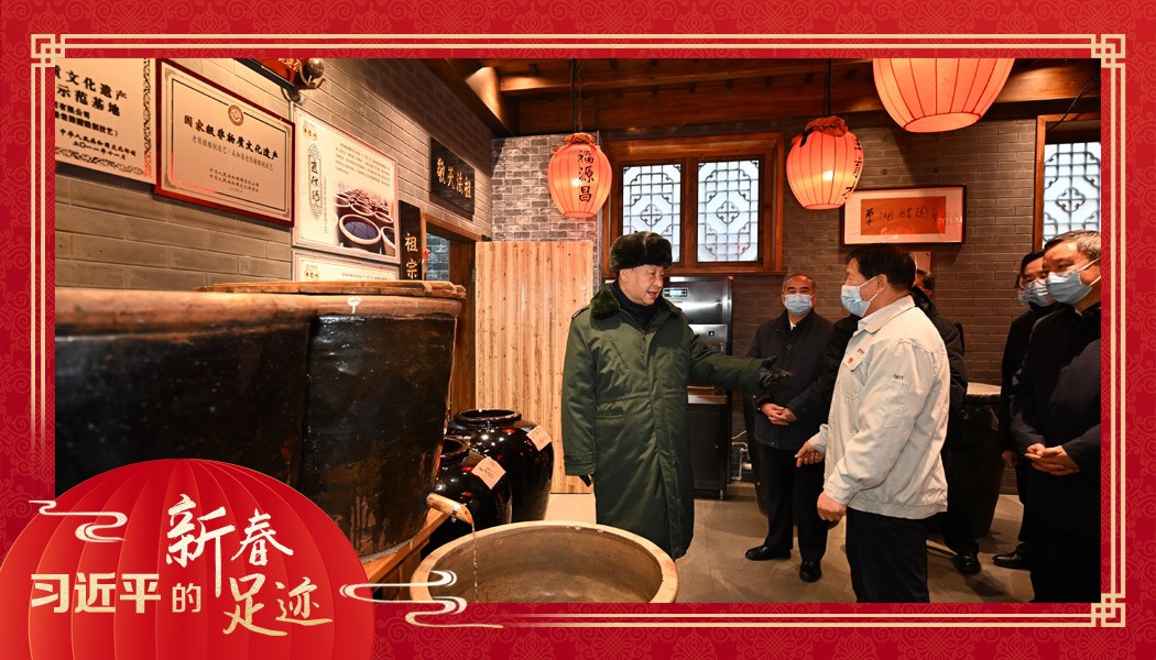 2022年1月27日，習(xí)近平總書記沿街巷察看山西平遙古城風(fēng)貌，走進(jìn)東湖老醋坊，了解當(dāng)?shù)亻_展特色經(jīng)營情況。