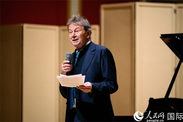 英中了解協(xié)會(huì)會(huì)長(zhǎng)邁克爾·伍德致辭。 楊浩鵬攝