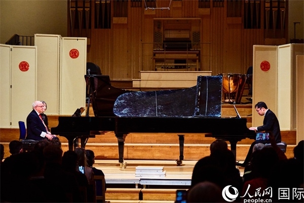 英國(guó)皇家音樂學(xué)院教授朱利安-雅格布森和旅英鋼琴家李勁峰演奏《黃河鋼琴協(xié)奏曲》。楊浩鵬攝
