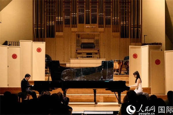 旅英鋼琴家李勁峰和郭鑫弈雙鋼琴“斗琴”。楊浩鵬攝