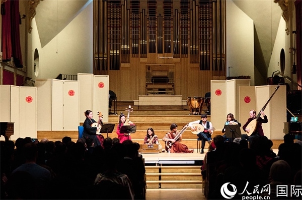 英國(guó)中樂團(tuán)和倫敦魯特琴樂團(tuán)演奏《絲綢之韻》。楊浩鵬攝