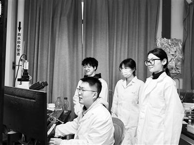 西安交通大學教授王昌河團隊在進行多巴胺分泌電化學檢測。受訪者供圖