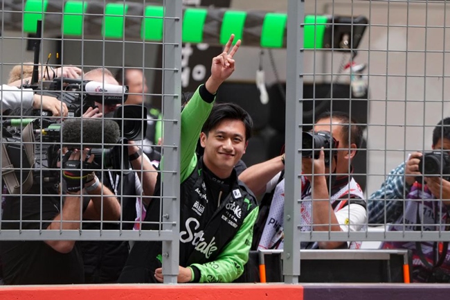 2024年4月19日，索伯車隊(duì)中國車手周冠宇（中）在練習(xí)賽前向觀眾致意。當(dāng)日，F(xiàn)1中國大獎(jiǎng)賽在上海開賽。中國車手周冠宇主場(chǎng)首秀參賽。新華社記者 夏一方攝