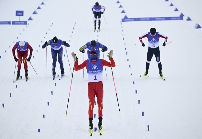 2月8日，王強（中）慶祝奪冠。新華社記者 張龍攝