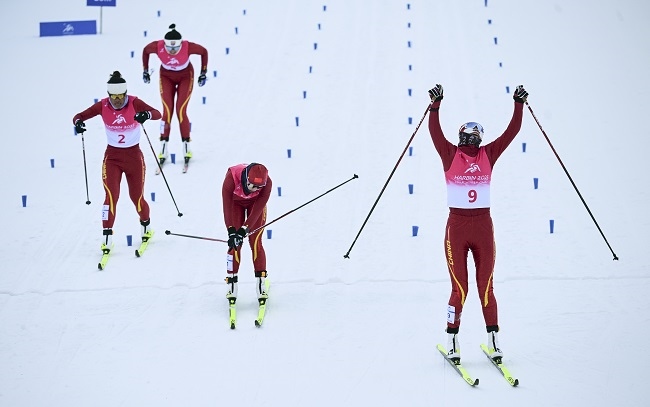 2月8日，李磊（右一）沖過終點后慶祝奪冠。新華社記者 張龍攝