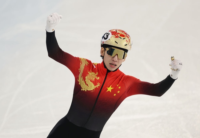 2月8日，林孝埈慶祝奪冠。新華社記者 黃偉 攝