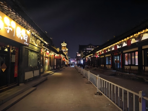 道歉公告發(fā)布后，夜晚10時(shí)的古城。人民網(wǎng)記者 黃鈺攝