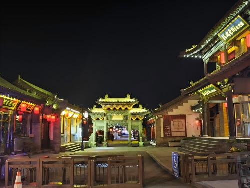 道歉公告發(fā)布后，凌晨5時(shí)的古城。人民網(wǎng)記者 黃鈺攝