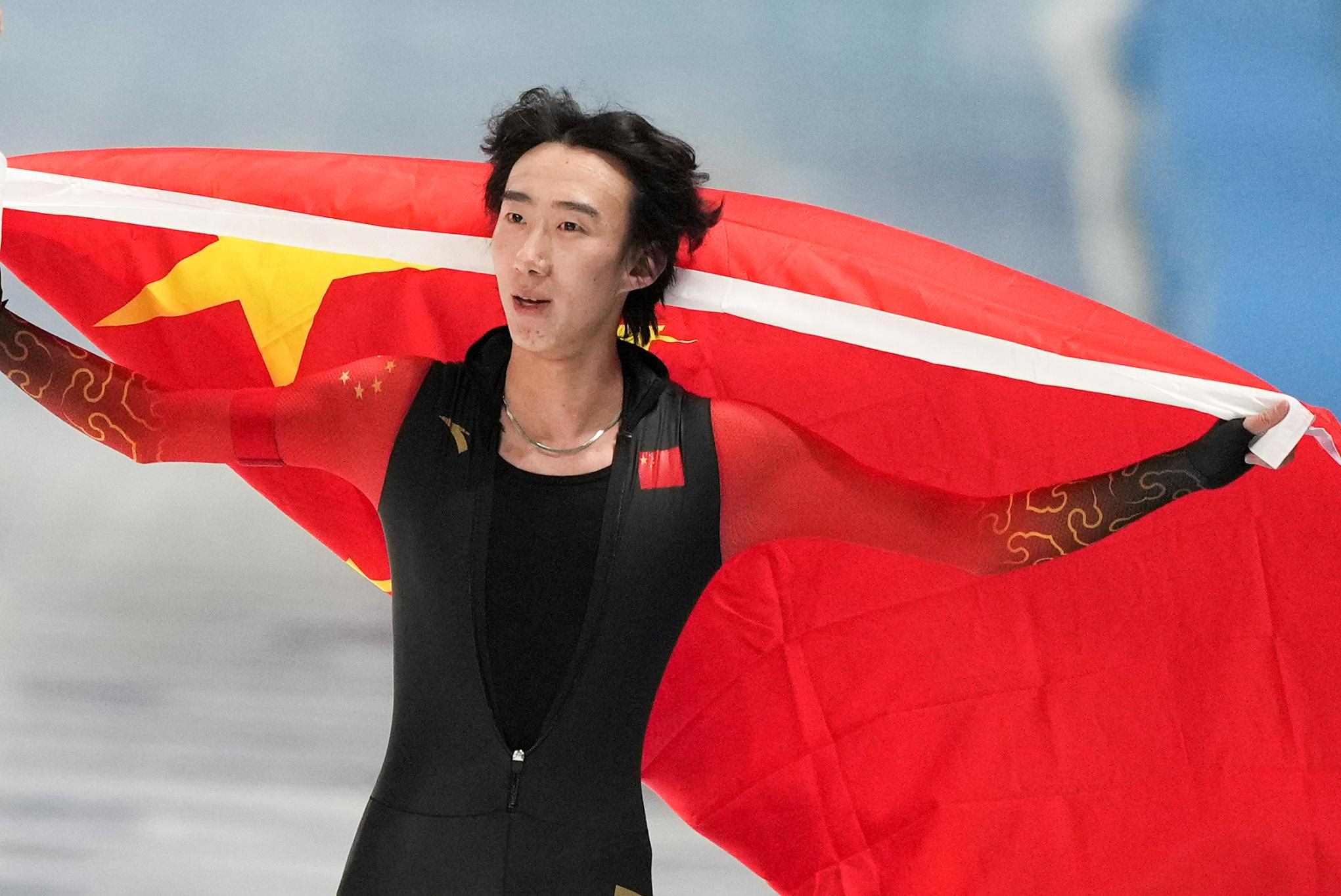 2月9日，吳宇慶祝奪冠。新華社記者 李一博 攝